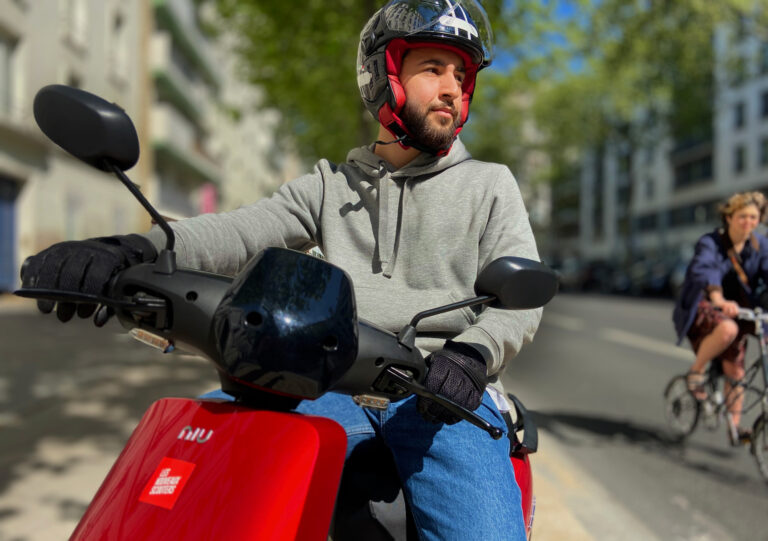 Le scooter électrique plus sûr que le vélo ou la trottinette ?